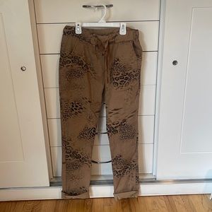 Venti 6 size L pant has tie waist fitted through leg stretch fabric